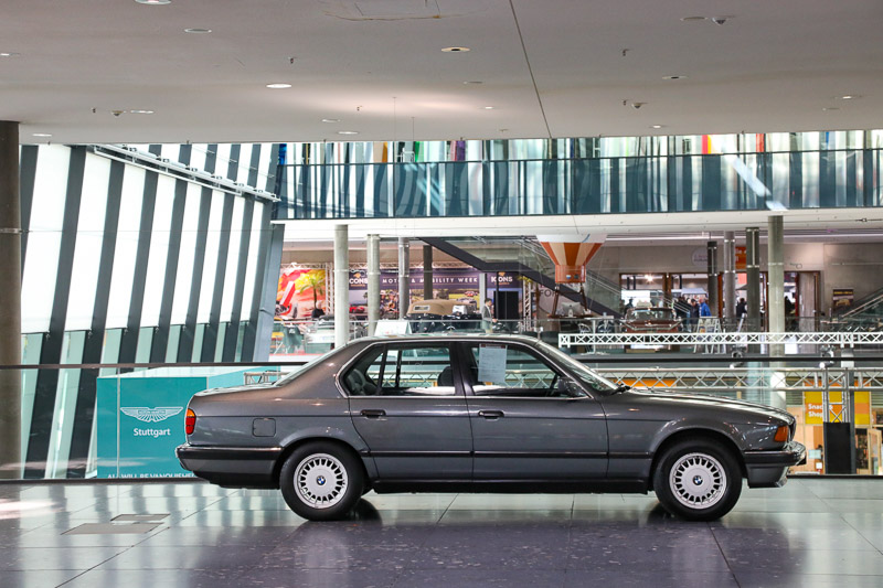 BMW 750i V12 an der Retro Classics Stuttgart 2025 (© Bruno von Rotz)
