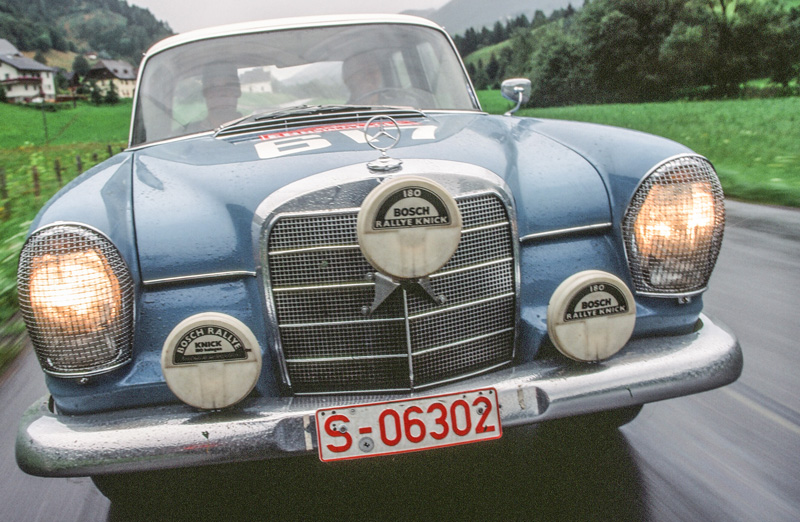Jochen Mass im Mercedes-Benz an der Ennstal-Classic (© Daniel Reinhard)