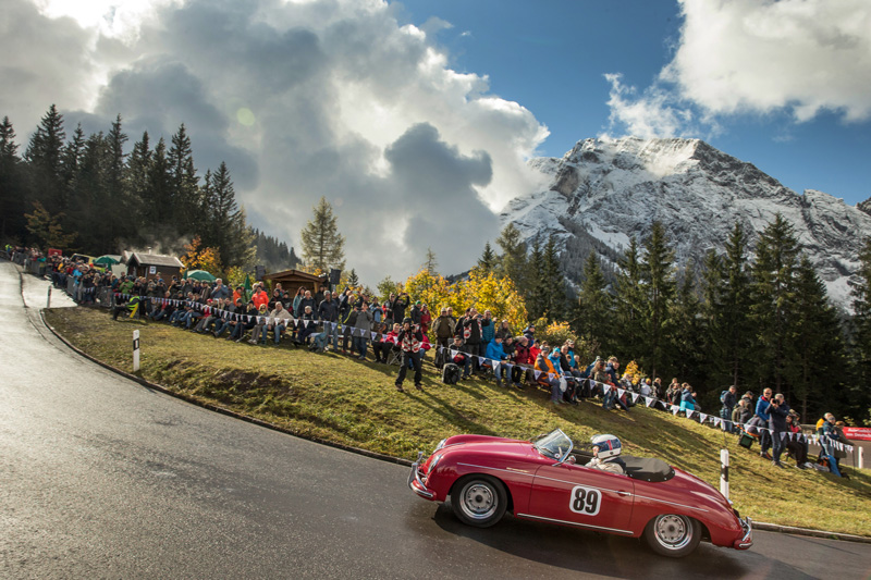 Jochen Mass am Rossfeld im Porsche 356 Speedster im Jahr 2024 (© Daniel Reinhard)