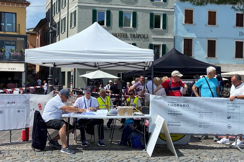 Zeitkontrolle bei der 1000 Miglia 2025 (© Emanuel Zifreund)