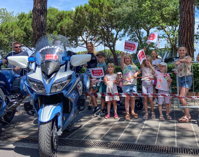 Kindliche Vorfreude an der 1000 Miglia 2025 (© Emanuel Zifreund)
