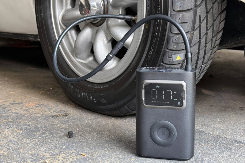 Artikelbild Old car, modern pump