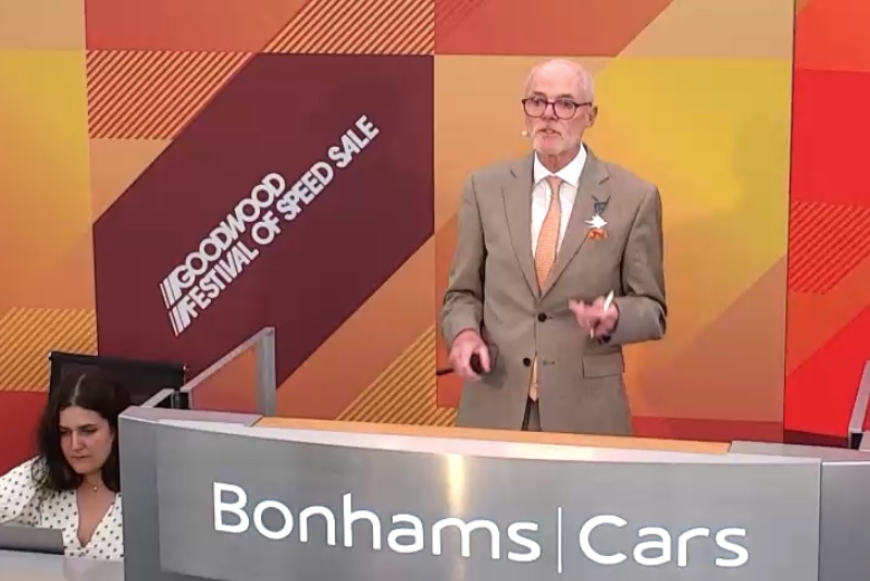 James Knight als Auktionator an der Bonhams Goodwood Festival of Speed Versteigerung 2025
