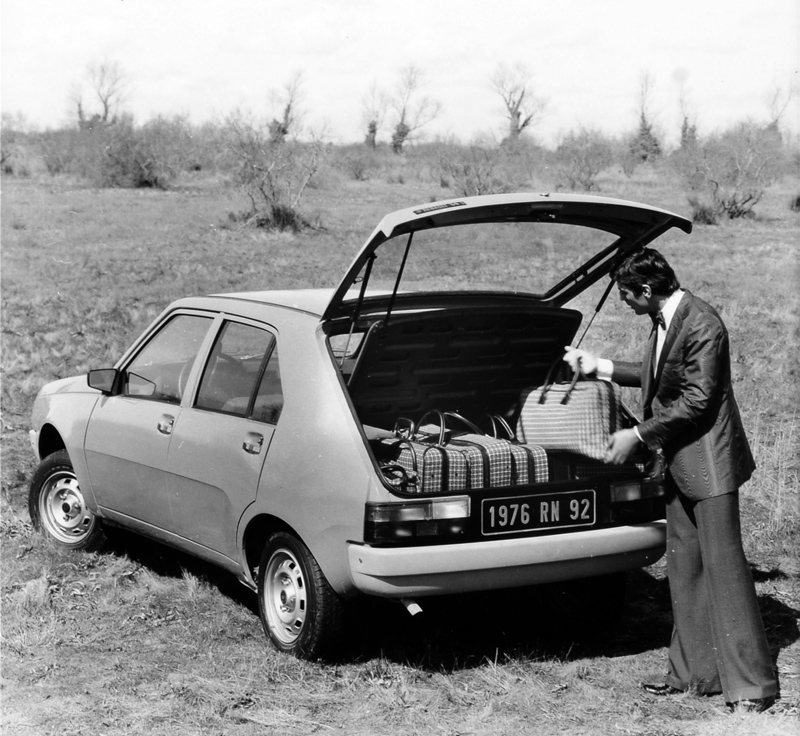Renault 14 von 1977 mit gefülltem Gepäckraum