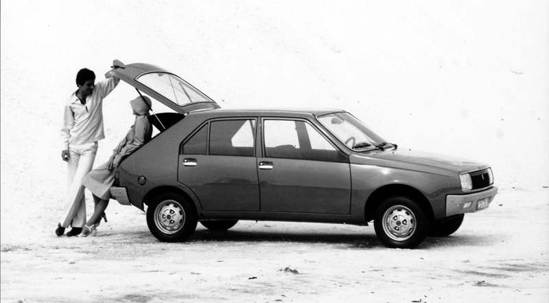 Renault 14 von 1977 mit geöffneter Heckklappe