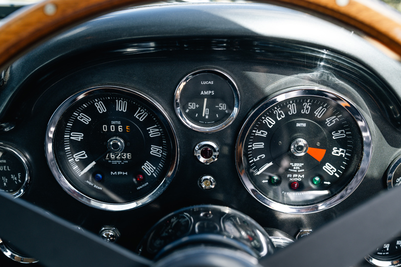 Cockpit des elektrifizierten Aston Martin DB6 von Jimmy Carr (© Electrogenic)