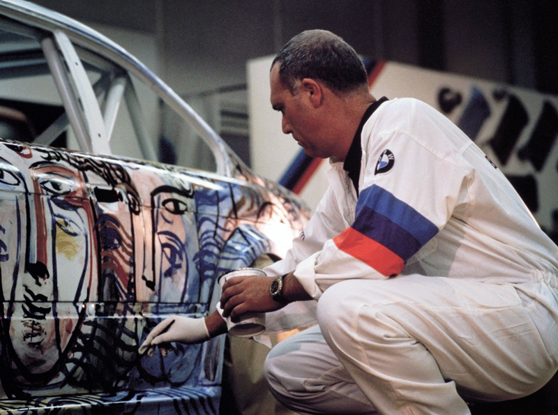 Sandro Chia bemalt den BMW M3 GTR von 1992 (© BMW AG)