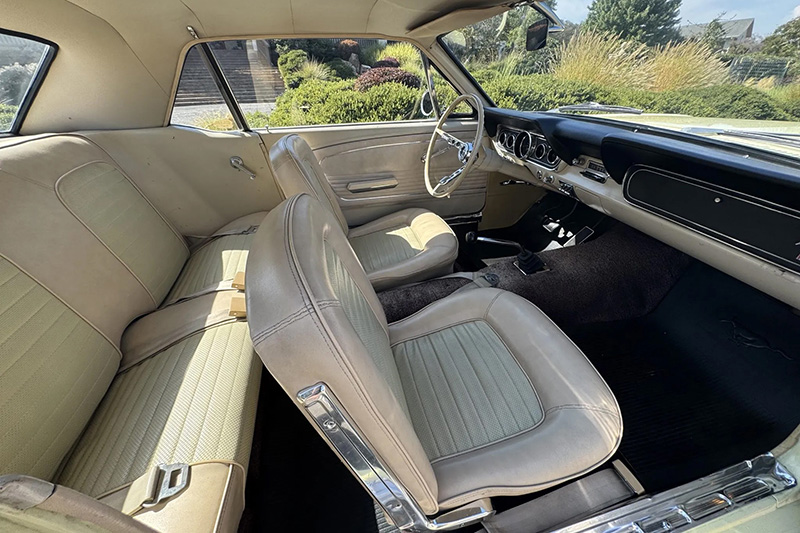 Ford Mustang (1966) – in der Farbkombination Springtime Yellow / Parchment und aus erster Hand