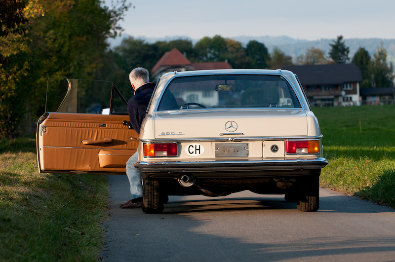 Wer liebt, der schiebt (Mercedes-Benz 250 C) (© Balz Schreier)