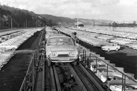 Ford Taunus 17M und Ford Anglia in Rouen bei der Auslieferung im Jahr 1961