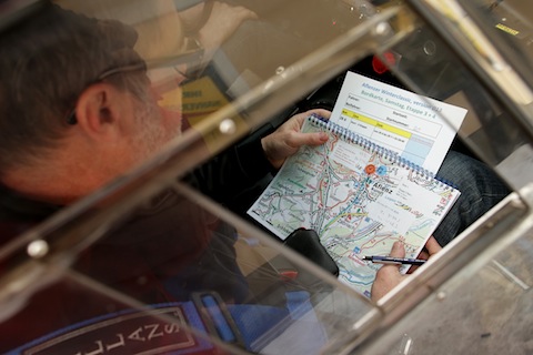 Kartenlesen an einer Rallye