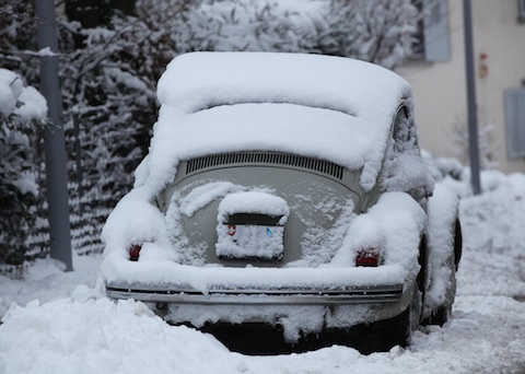 VW 1200 im Schnee - von hinten