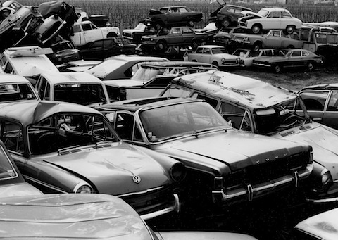 Ein Autofriedhof in Wien im Jahr 1983