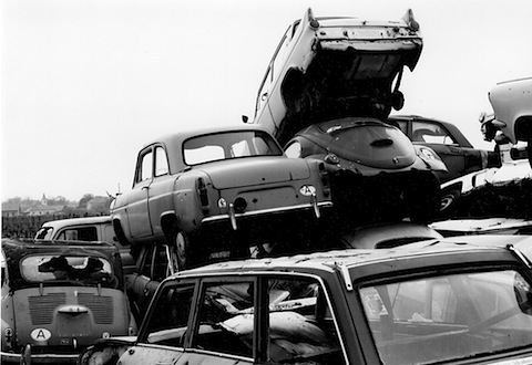 Ein Autofriedhof in Wien im Jahr 1983 - "bunte" Mischung von Automarken