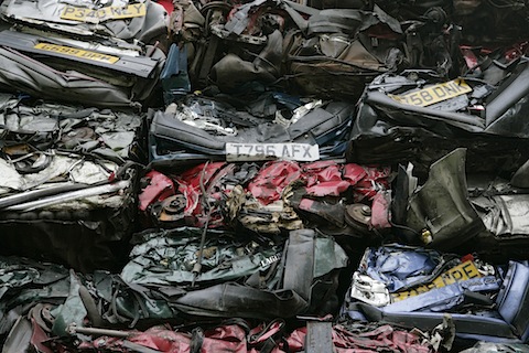 Ein Autofriedhof in Daventry im Jahr 2008 - kompakte Metallpakete