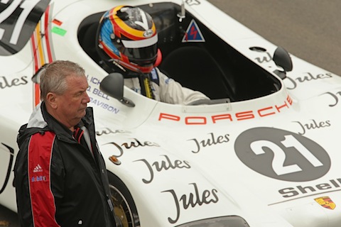 Klaus Bischof und der Porsche 936 von 1981 in Melbourne 2013 (© Daniel Reinhard)