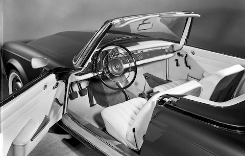Interieur des Mercedes Benz 230 SL 1963 - Heckansicht (© Daimler AG)