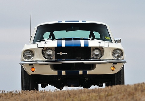 Frontansicht des Shelby Mustang GT 500 von 1967, der im Mai 2013 bei Mecum versteigert wird
