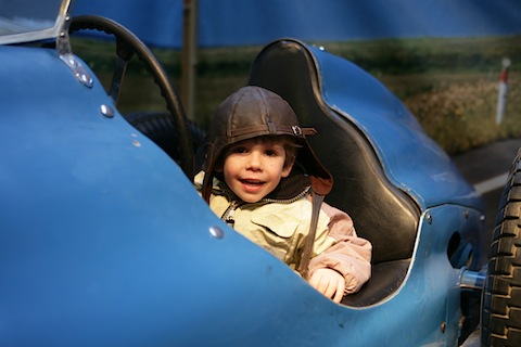 Sohn im Oldtimer-Monoposto