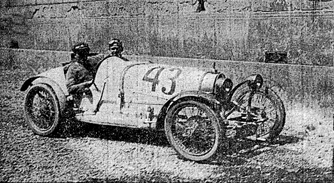 Dr. Karrer auf einem Bugatti beim Fliegenden Kilometer in Altstetten-Schlieren im Jahr 1926