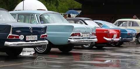 Oldtimer im Regen - von Mercedes Heckflosse bis Volvo P 1800