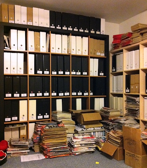 Umfangreiches Zeitschriften-Archiv in einem der Zwischengas-Räume