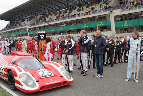 Allan Simonsen bewundert den Porsche 917 in Le Mans 2013, kurz danach verunfallte er tödlich (© Laurent Missbauer)
