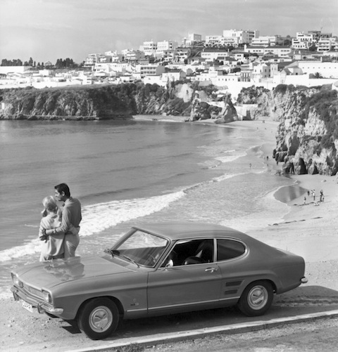 Strandszene mit dem Ford Capri von 1969 (europäisches Modell)