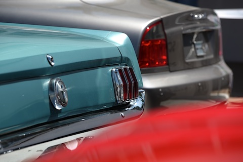 Heckleuchten des Ford Mustang im Vergleich zum Maserati 4200 GT