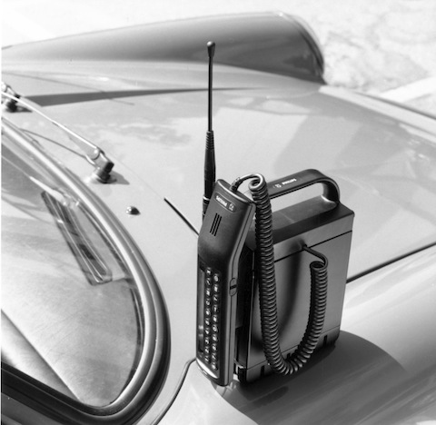 Philips Mobiltelefon auf Porsche-911-Haube