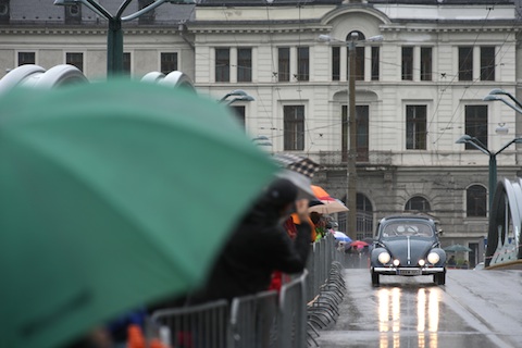 Stadt-GP des Gaisbergrennens - Regen und Schirme dominieren (© Daniel Reinhard)