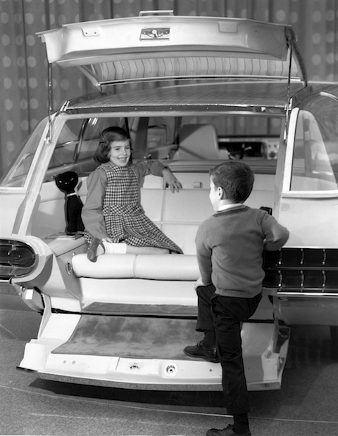 Ford Aurora mit Platz für Kinder im Heck im Jahr 1964