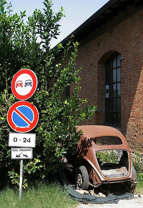 Abgestelltes Auto in Italien