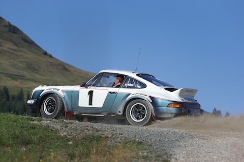 Walter Röhrl zeigt mit dem Werks-Rallye-Porsche an der Saalbach Classic, was Fahrzeugkontrolle ist (© Daniel Reinhard)