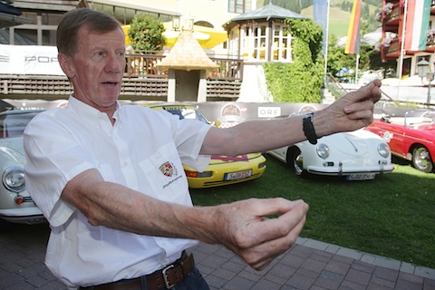 Walter Röhrl erzählt von seinen Erfahrungen als Beifahrer und mimt einen Chauffeur, der das Lenkrad nur mit den Fingerspitzen führt (© Daniel Reinhard)