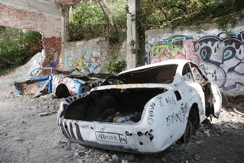Lancia Flavia Coupé aus den Sechzigerjahren mit Grafitti übermalt (© Daniel Reinhard)