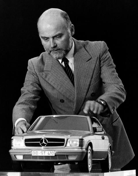 Bruno Sacco und der Mercedes Benz SEC der Baureihe W 126 (© Daimler AG)