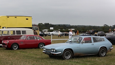 Peerless GT und Reliant Scimitar parkieren beim Goodwood Revival 2013