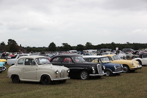 Die unterschiedlichsten Autos aus 100 Jahren Autogeschichte finden auf den Parkplätzen des Goodwood Revivals zusammen