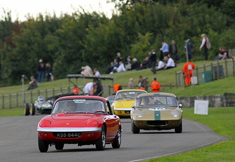 Drei Lotus Elan am Jim Clark Tribute anlässlich des Goodwood Revivals 2013