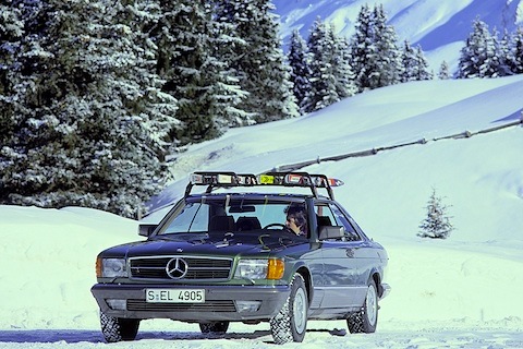 Mercedes Benz 500 SEC im Schnee (© Daimler AG)