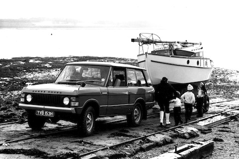 Range Rover mit Schiff im Jahr 1971