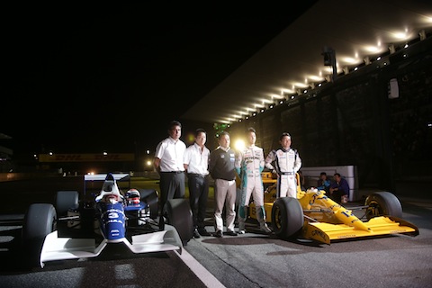 Satura Nakajima mit seinen Söhnen und zwei Autos aus seiner Karriere (© Daniel Reinhard)