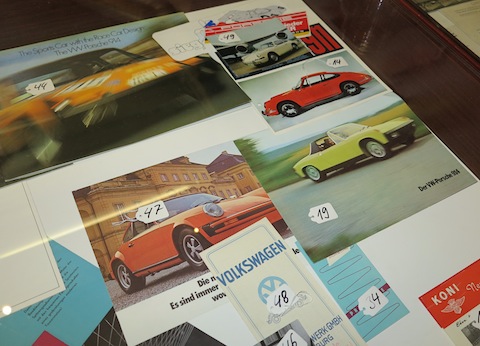 Porsche-Prospekte und Dokumente an der "Silent Auction" (© Laurent Missbauer)