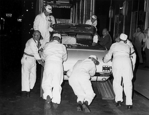 Der Ford Mustang auf dem Empire State Building - Abladen des noch zusammengebauten Mustangs (© Ford Motor Company)