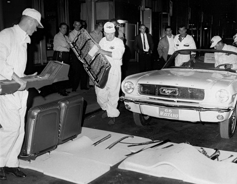 Der Ford Mustang auf dem Empire State Building - Zerlegen des Wagens (© Ford Motor Company)