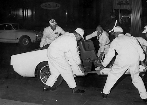 Der Ford Mustang auf dem Empire State Building - Zerlegen in vier Teile  (© Ford Motor Company)