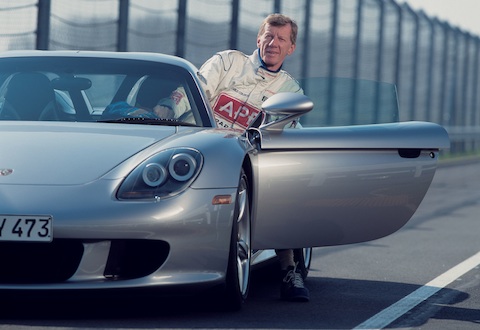 Walter Röhrl und der Porsche Carrera GT (© Porsche AG)
