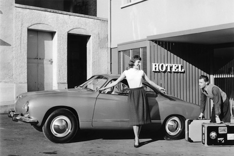 Hotelszene mit VW Karmann-Ghia und Dame