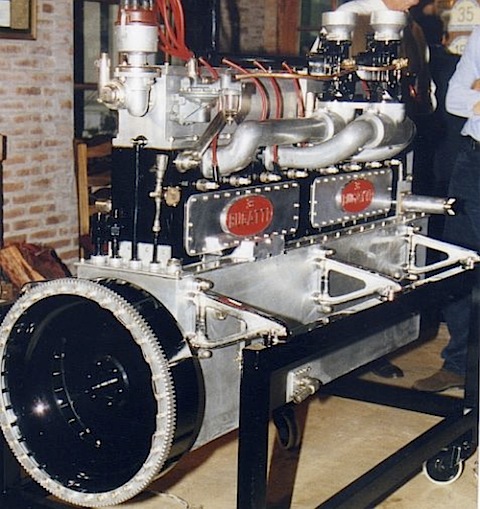 Bugatti Reihenachtzylinder - gebaut als Eisenbahnmotor - jetzt in Argentinien